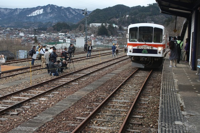 神岡鉱山前駅の車庫から出てきた「おくひだ1号」。