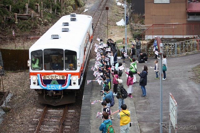 途中の神岡大橋駅で小学生が乗り込んだ。