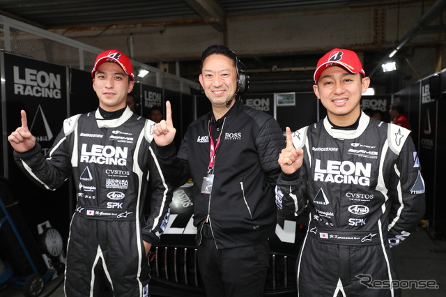 GT300のポールを獲得した蒲生(左)と黒澤(右)。