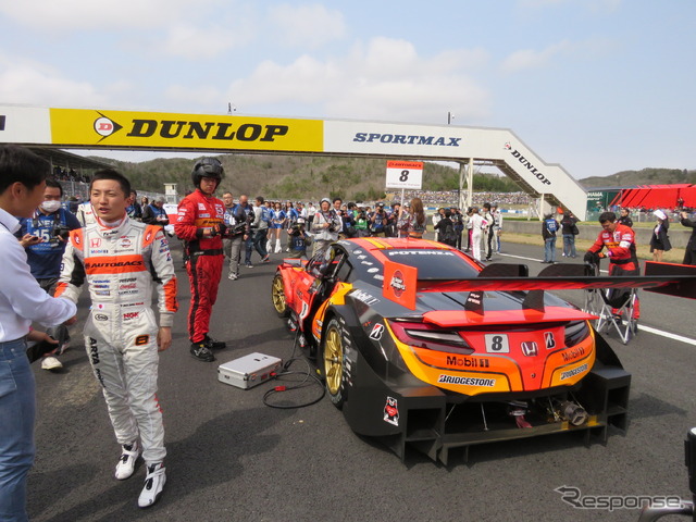 ポール発進だった#8 NSX(左はドライバーの野尻)。