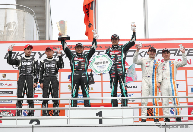 GT300クラスの表彰式(中央左が片岡、右が谷口)。