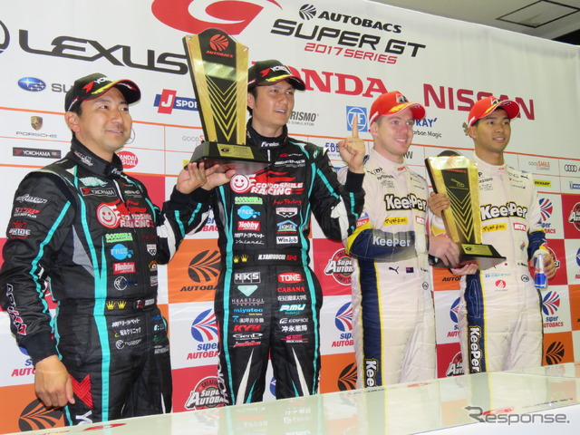 優勝した(左から)片岡と谷口(右側のふたりはGT500優勝のキャシディ&平川)。