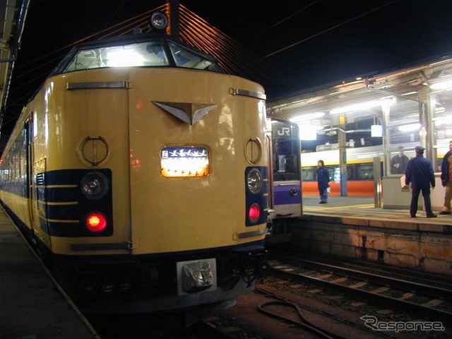 2002年11月、青森駅に到着した最後の583系特急『はつかり』。その後、JR東日本の583系は臨時快速や団体臨時列車に運用されていた。