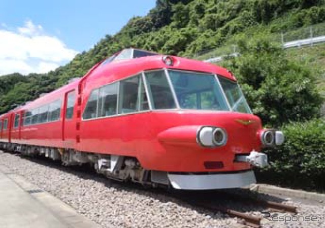 検査場内に保存されている7000系「パノラマカー」。デビュー当時の「フェニックスエンブレム」を取り付けて展示する。