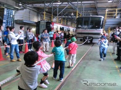 「名鉄でんしゃまつり」の様子。電車との綱引きなどは例年通り行われる。