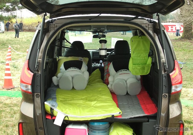 ホンダ『フリードプラス』の展示車両内ではASIMOのぬいぐるみが車中泊をしていた。