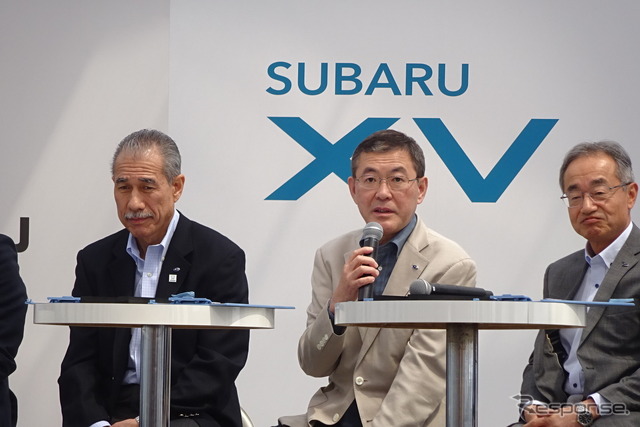 SUBARU　吉永泰之社長（中央）