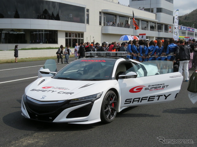 SUPER GTのセーフティカー、ホンダNSX。