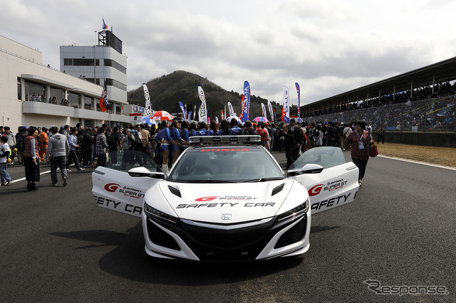 SUPER GTのセーフティカー、ホンダNSX。