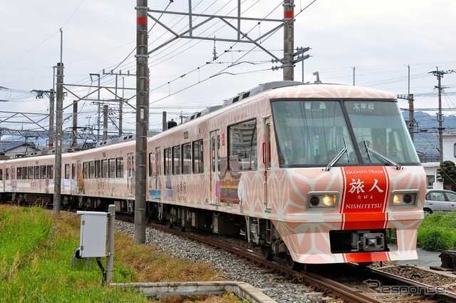 西鉄は車内で料理が楽しめる「本格的な観光列車」を2018年度末から運行する。写真は2014年3月から運行されている観光列車「旅人」。