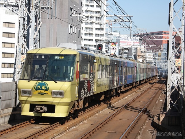 西鉄は車内で料理が楽しめる「本格的な観光列車」を2018年度末から運行する。写真は2015年10月から運行されている観光列車「水都」。