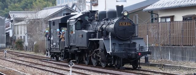 C12 244による乗車体験。圧縮空気により車掌車を引きながら走行。今年から運転室の乗車もできるようになった。