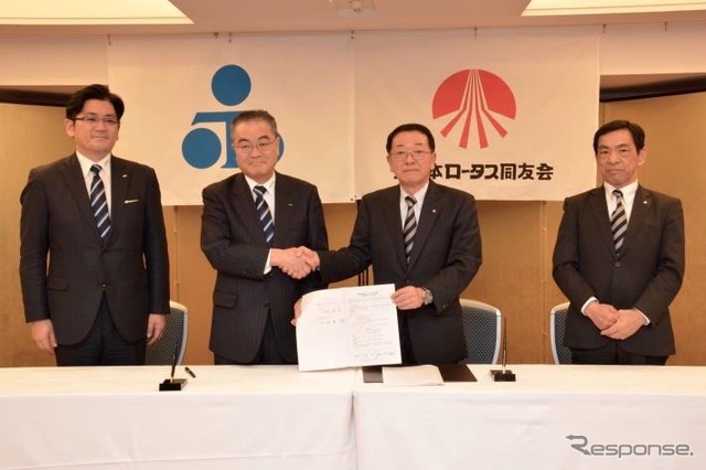 業務提携契約書の調印式。左からTKCの飯塚真規専務、角一幸社長、ロータスの.橋博社長、成毛政孝会長。4月11日、都内ホテル。