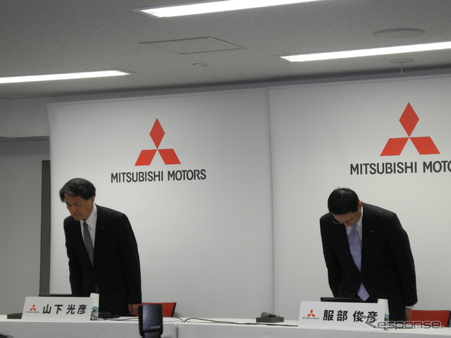 説明会の冒頭、燃費不正問題について頭を下げる山下光彦副社長（左）と服部俊彦専務執行役員