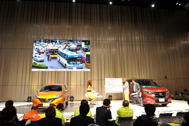トークセッションでは各地の交通安全の仕組みを紹介