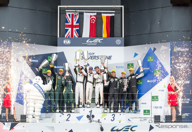 LMGTE-Amクラスの表彰式。中央3人の優勝クルーのうち、右が澤圭太。