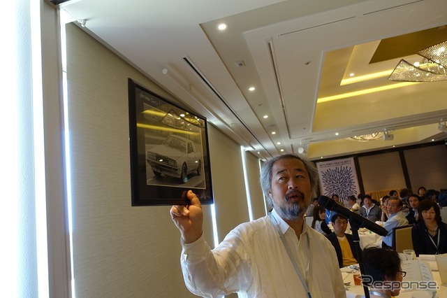 マセラティクラブオブジャパンの越湖信一会長からの挨拶。1980年秋に撮られたビトルボのランニングプロトタイプの写真を収めたパネルが紹介され「秋口だったので、燃料のパーコレーションの問題を洗い出すことができなかったそうです」と紹介されると会場からは笑いが起こっていた。このパネルは、今回の開催に尽力された実行委員の白上氏に敬意を表して進呈された(ビトルボフェスタ2017)。