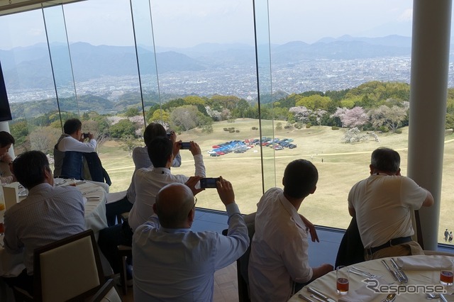 日本平ホテル最上階のバンケットホールからは、富士山を背景にした静岡市内の風景が一望できる。その風景の中に集うビトルボ。愛車たちが一堂に集える喜びを参加者は噛みしめていた（ビトルボフェスタ2017）。