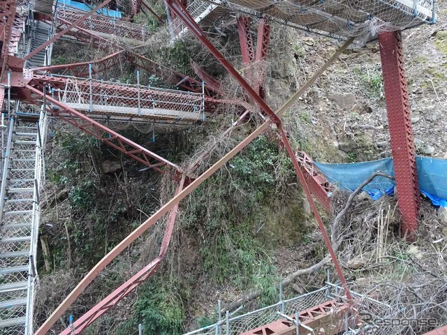 第1白川橋りょうの構造部材。変形や破断などの被害が見られる。