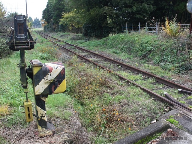 運休区間の線路（2016年11月）。列車が走らなくなったためレールが赤さびている。