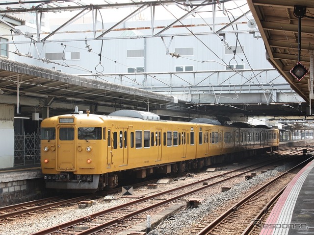 JR西日本の中国地方で運用されている115系は黄色一色の塗装への変更が進んでいる。