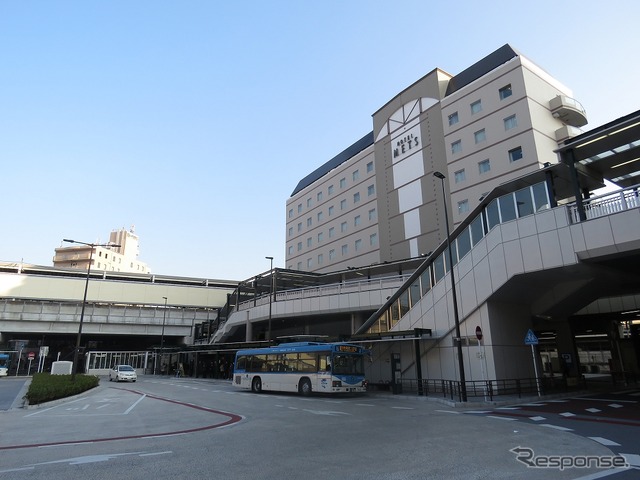 南武線の武蔵溝ノ口駅（右）。東急田園都市線の溝の口駅（左）と連絡している。