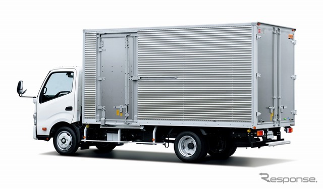 トヨタ ダイナ アルミバン ワイドキャブ・ロングボティ・フルジャストロー・2t積・ディーゼル車・2WD(ホワイト)<オプション装着車>