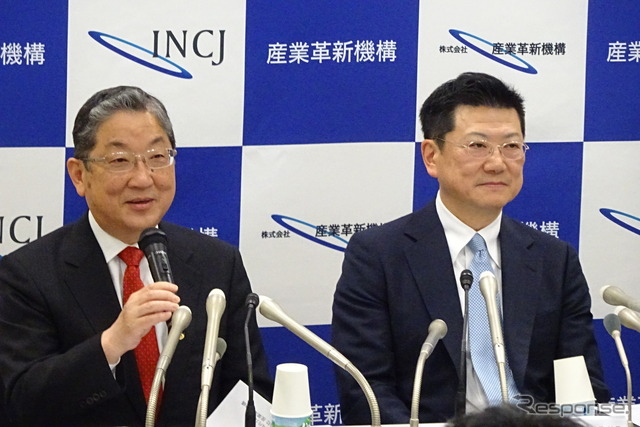 会見する産業革新機構の志賀会長(左)と勝又社長