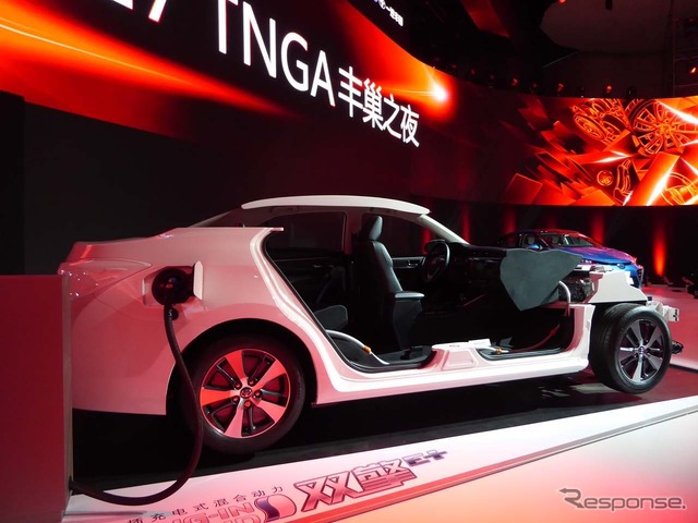 2018年導入予定のプラグインハイブリッド車のコンセプトモデルも出展