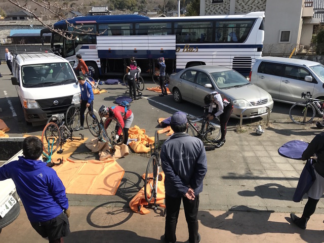 観光バスに自転車を積んで郊外まで走りに行くサイクリングバスツアー