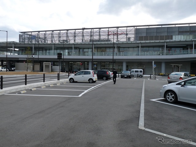 あいの風とやま鉄道線とJRの城端線・氷見線が接続している高岡駅。