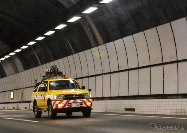 トンネル内点検に高速画像処理技術を導入。時速100km/hで走りながら、トンネル壁面の0.2mmのひび割れを探し出す