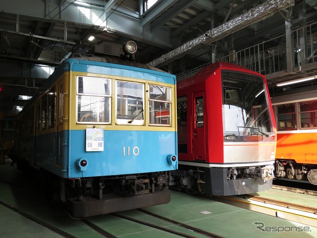 先頃引退した110号(左)と並んだ3100形。