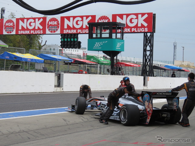 開幕戦はNGKが大会冠スポンサー(#1 国本雄資)。