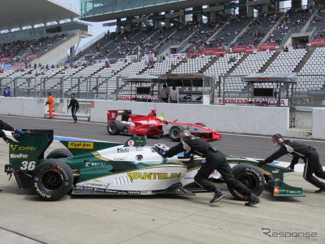 #36 ロッテラーは予選7位(奥の#10 塚越広大は予選5位)。
