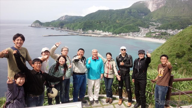 昨年のバイクツーリングを出迎えた神津島村・浜川村長（中央、青色の上着）