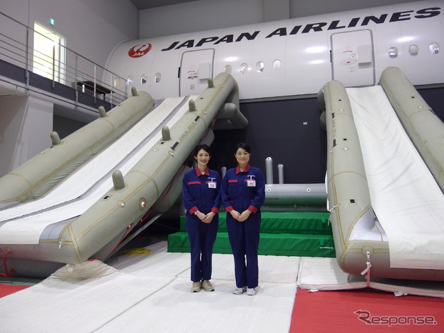 安全訓練グループの管野美紀子インストラクター（向かって左）と藤原万利子インストラクター