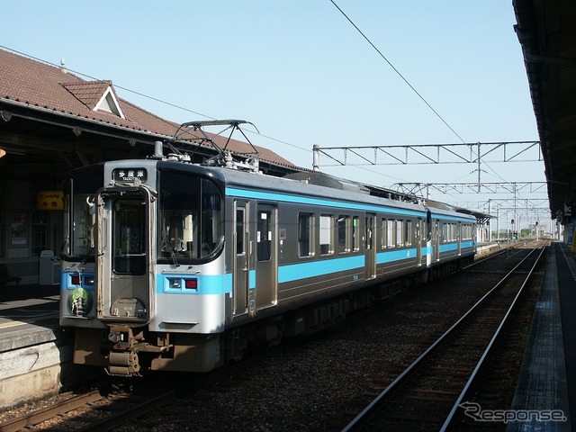 琴平駅のホームで発車を待つ普通列車。「こんぴら船々」が列車接近メロディとして導入される。