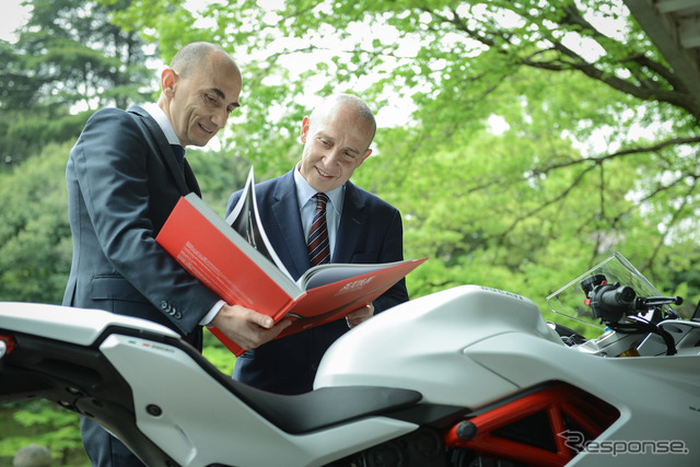 Ducati Motor Holding CEO クラウド・ドメニカーリ氏（写真左）、次期駐日イタリア大使 ジョルジョ・スタラーチェ氏（写真右）。