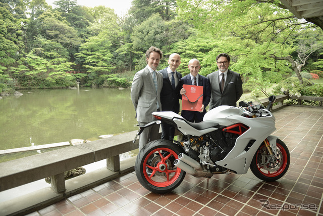 左よりDucati Motor Holding グローバル・セールス＆マーケティング ディレクター アンドレア・ブッツォーニ氏、同CEO クラウディオ・ドメニカーリ氏、次期駐日イタリア大使ジョルジョ・スタラーチェ氏、ドゥカティ ジャパンCEO ティエリ・ムトルドゥ氏。