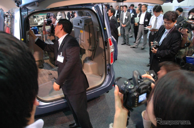 【トヨタ ヴォクシー/ノア 新型発表】トヨタ博物館に豊田章男副社長が登場