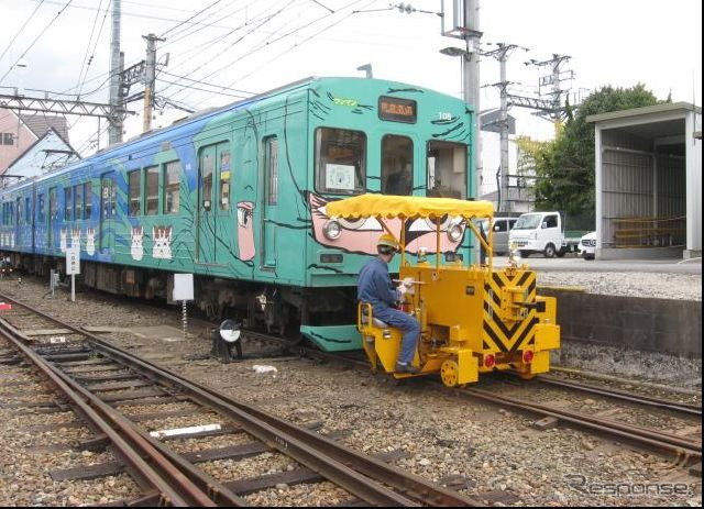 初展示される車両牽引機（手前）。