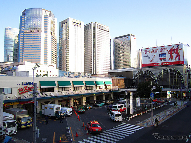 品川駅構内の西側に位置する京急品川駅。整列位置や列車停止位置が変更される1番線は単式ホームで、都営線直通を含む横浜・羽田空港方面への列車がひっきりなしに発着する。