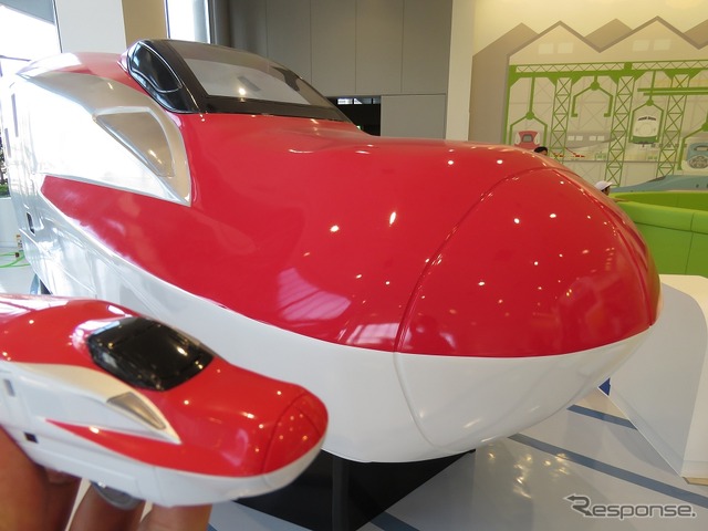 鉄道博物館のリニューアルに伴い約50倍の巨大『こまち』も設置された(※プラレール『こまち』の約50倍)。