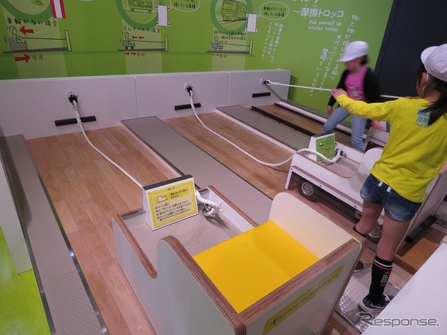2階は線路に関する展示が中心。写真のトロッコは車輪なし(手前)・車輪付き(中央)・車輪・レール付き(奥)の3種類で、トロッコに乗ってロープを引っ張ることで摩擦力の違いを体感できる。