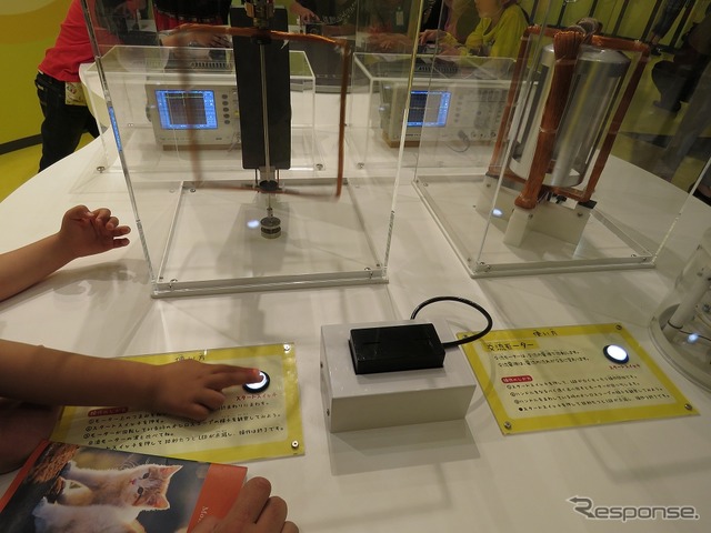 直流モーター(左)と交流モーター(右)の違いを理解できる展示物。