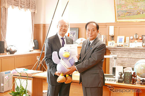 認定書交付の様子(右:上田清司埼玉県知事、左:曙ブレーキ 信元久隆社長)