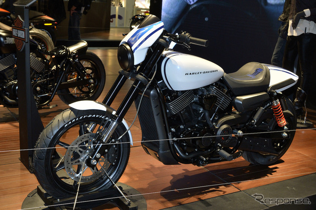 2013年のミラノショー(EICMA)に出展した『RDX800』。