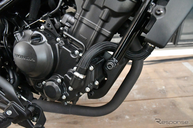 レブル250のエンジンマウント部。