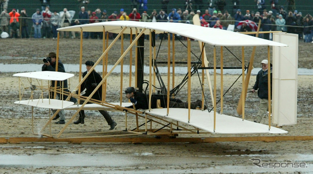 これはライト兄弟がキティホーク近くのキルデヴィルヒルズで飛ばしたフライヤー＝飛行機のレプリカ（2003年の100周年イベント）　(c) Getty Images